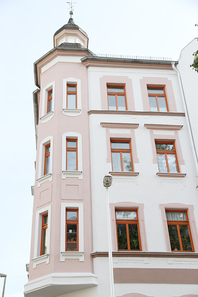 https://www.maler-frank.de/images/referenzen/Fassaden- und Fensteranstrich in Gera-Pforten mit einer Siliconharzfarbe abgestimmt auf die vorhandenen Elemente der Fassadenflaeche Bild 2.jpg